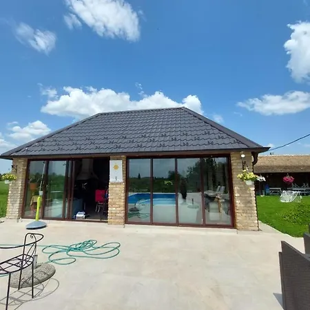 Dom wakacyjny Imanje Sa Bazenom