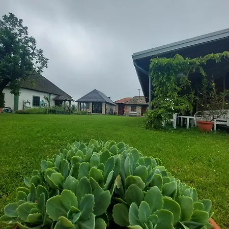 Imanje Sa Bazenom Casa de Férias *